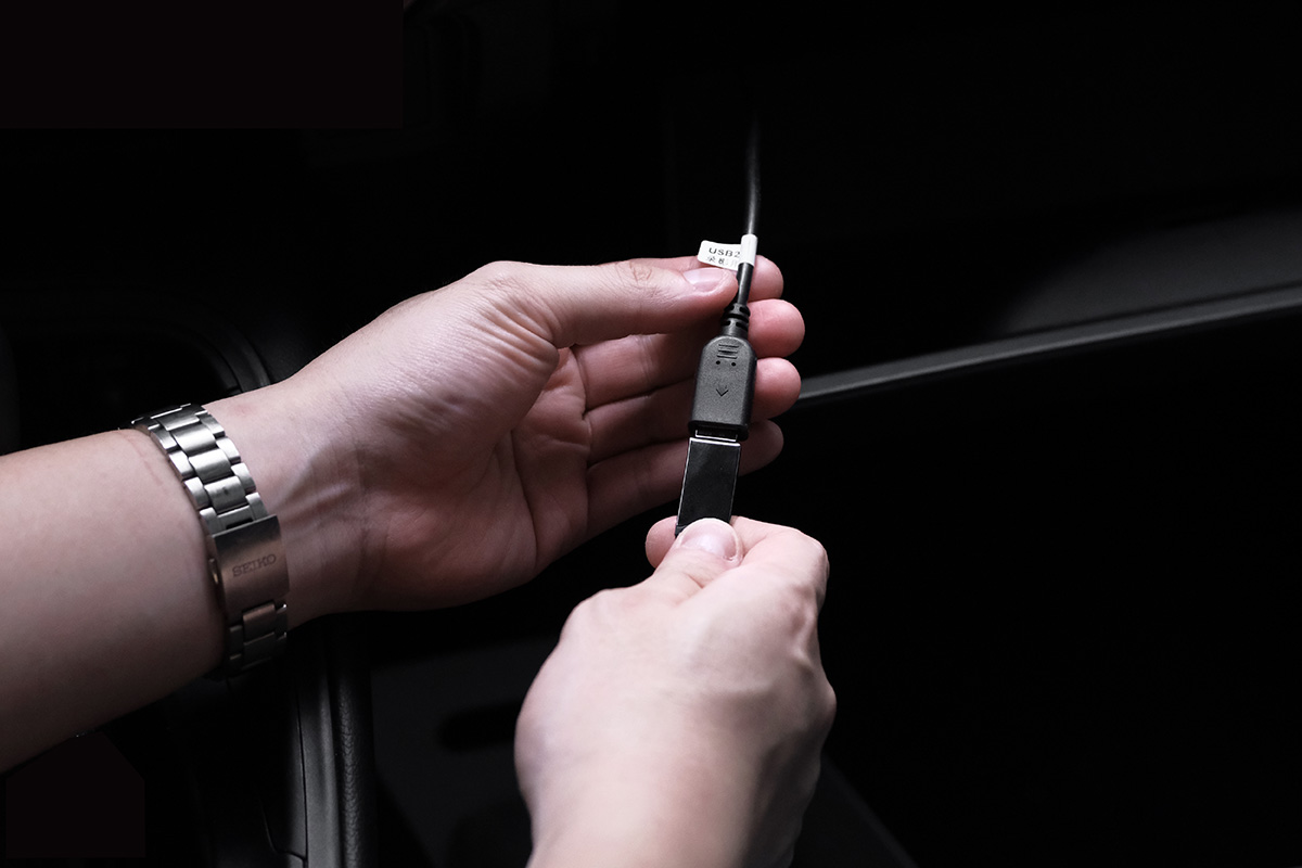 CARDIO 專車專用環景系統,副駕駛座手套箱安裝 USB 隨身碟,作為錄影硬碟