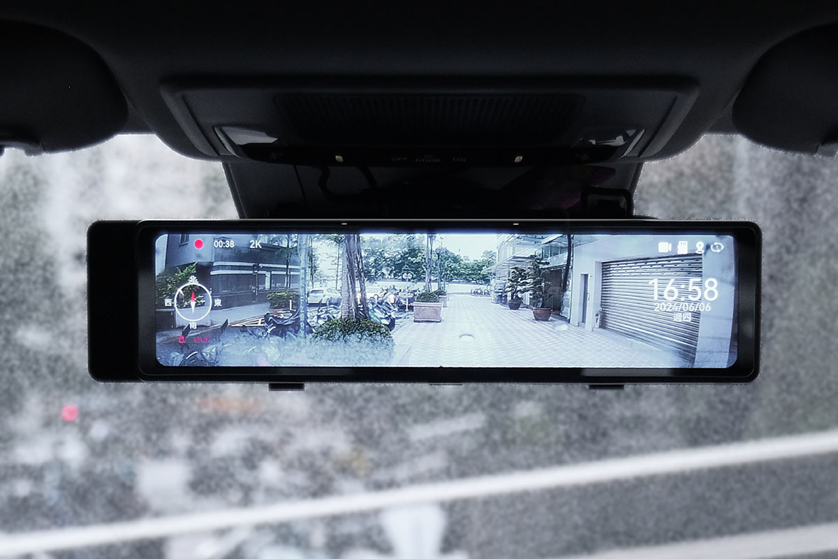 CARDIO 行車記錄器的前镜頭具備 4K 3840x2160P 高解析度,螢幕具備 1920x440P 高解析度