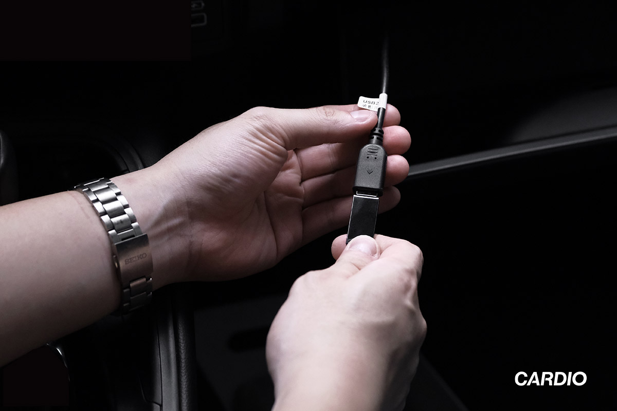 CARDIO 通用環景系統,從副駕駛座手套箱安裝 USB 隨身碟,作為錄影硬碟